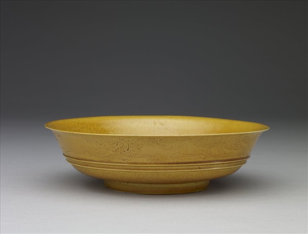 黃釉雙龍戲珠紋盤