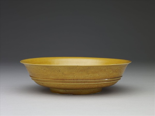 黃釉雙龍戲珠紋盤