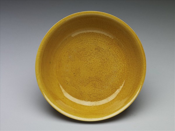 黃釉雙龍戲珠紋盤