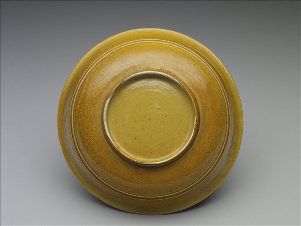 黃釉雙龍戲珠紋盤