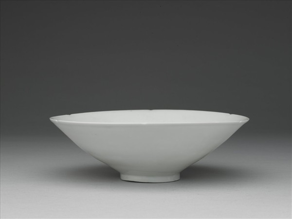 白瓷暗花龍紋葵口碗