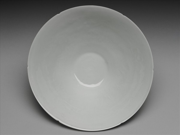 白瓷暗花龍紋葵口碗