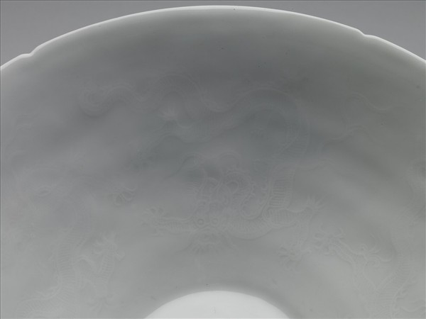 白瓷暗花龍紋葵口碗