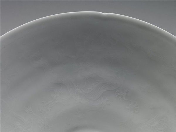 白瓷暗花龍紋葵口碗