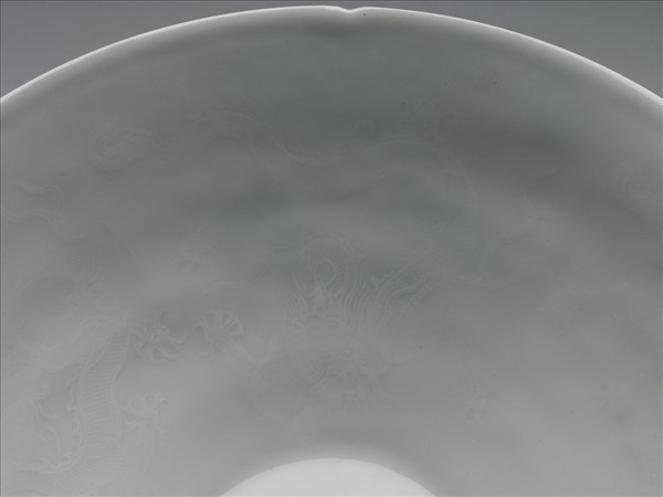 白瓷暗花龍紋葵口碗