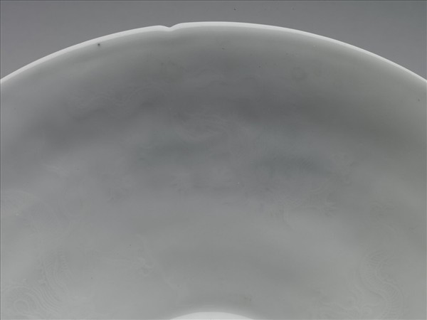 白瓷暗花龍紋葵口碗