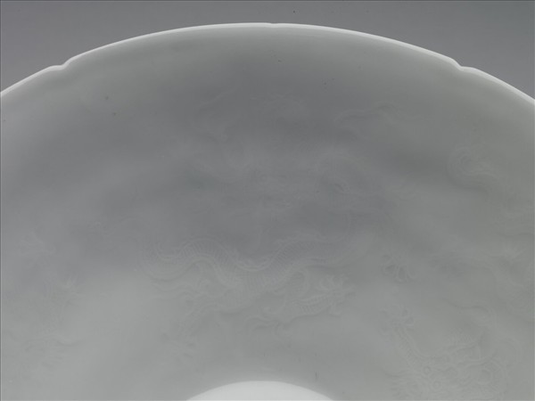 白瓷暗花龍紋葵口碗