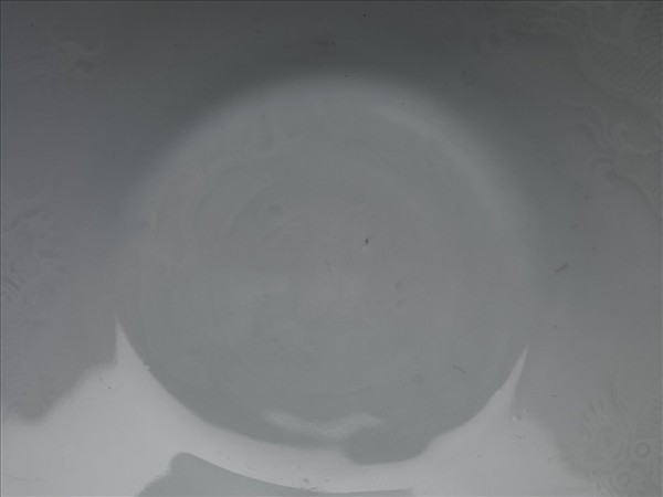 白瓷暗花龍紋葵口碗