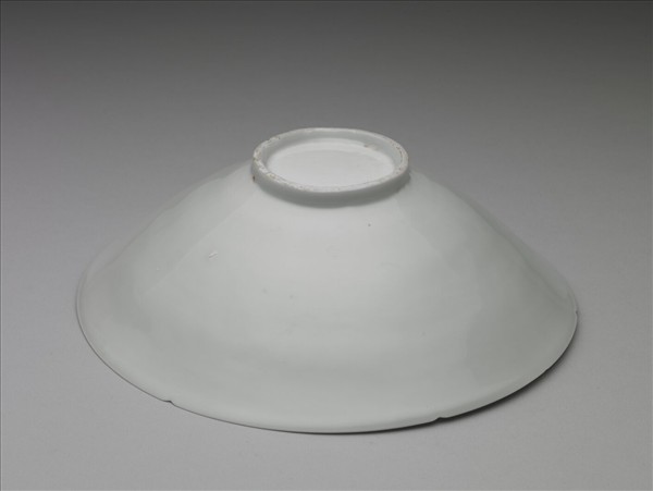 白瓷暗花龍紋葵口碗