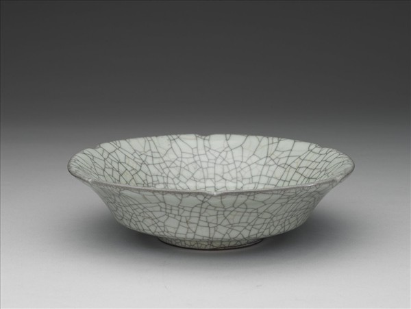 哥窯 青瓷葵瓣口盤