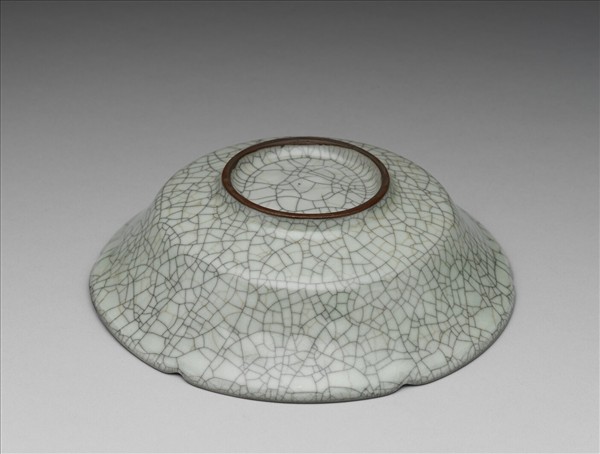 哥窯 青瓷葵瓣口盤