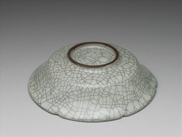 哥窯 青瓷葵瓣口盤