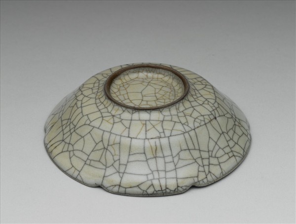 哥窯 青瓷葵瓣口盤