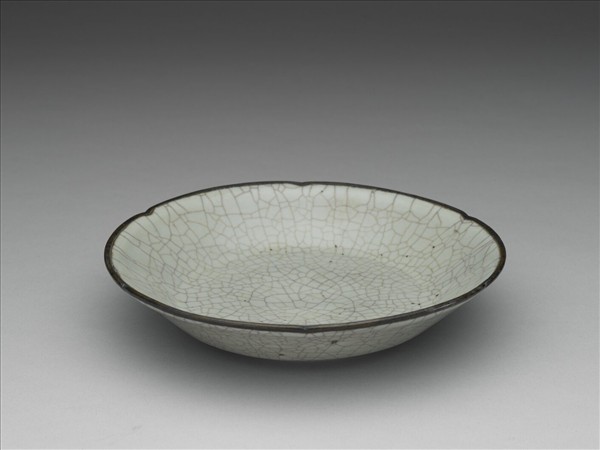 南宋官窯 青瓷葵瓣口盤