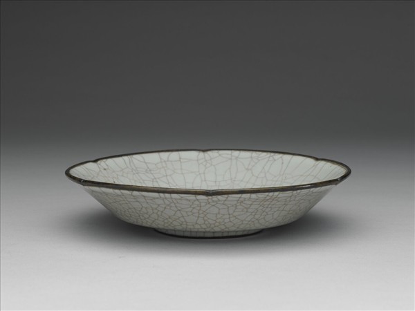 南宋官窯 青瓷葵瓣口盤