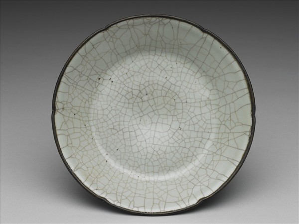 南宋官窯 青瓷葵瓣口盤