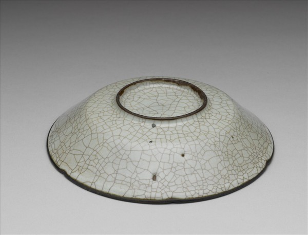 南宋官窯 青瓷葵瓣口盤