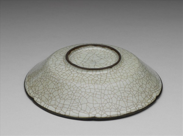 南宋官窯 青瓷葵瓣口盤