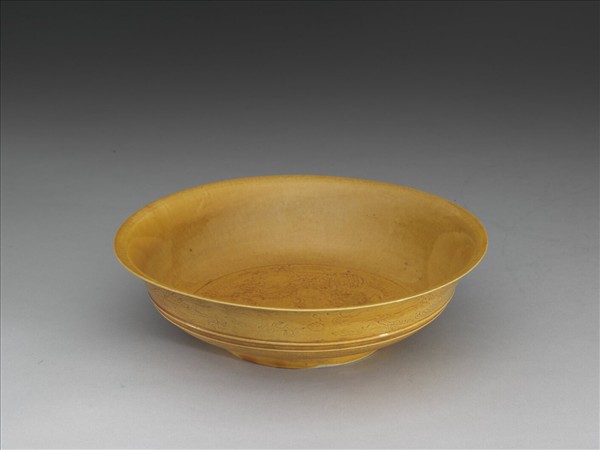 黃釉雙龍戲珠紋盤