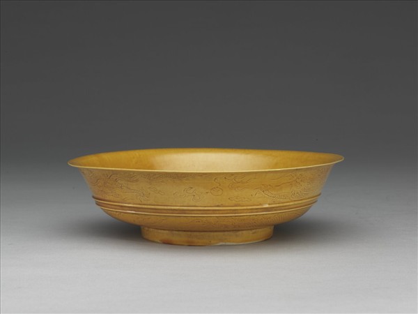 黃釉雙龍戲珠紋盤