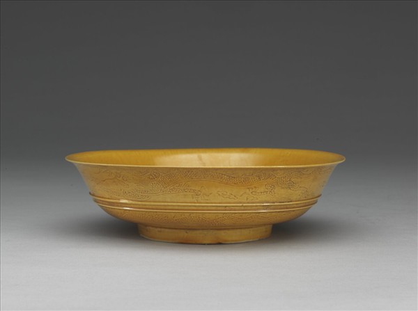 黃釉雙龍戲珠紋盤