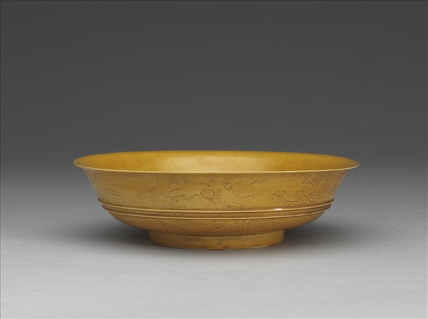 黃釉雙龍戲珠紋盤