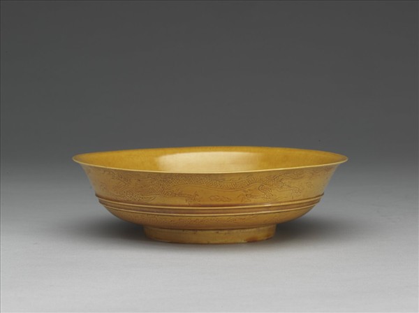 黃釉雙龍戲珠紋盤