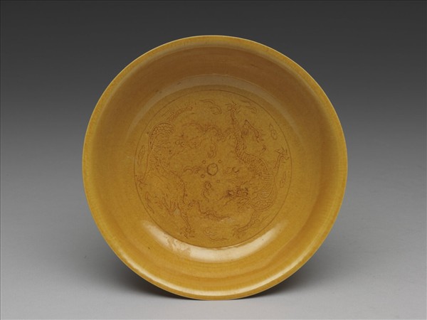 黃釉雙龍戲珠紋盤