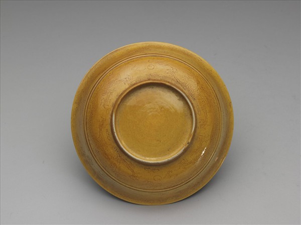 黃釉雙龍戲珠紋盤