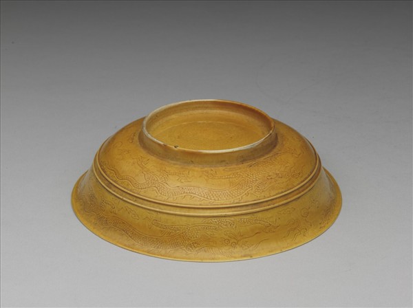 黃釉雙龍戲珠紋盤