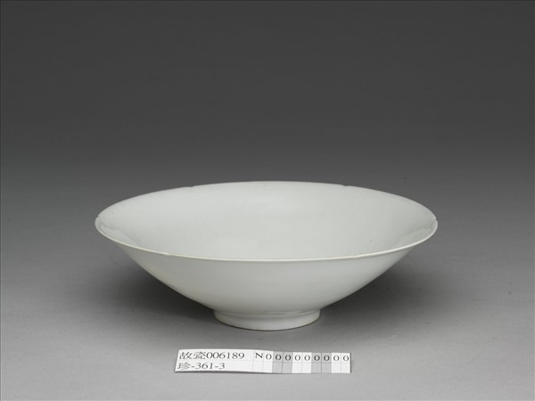 白瓷暗花龍紋葵口碗