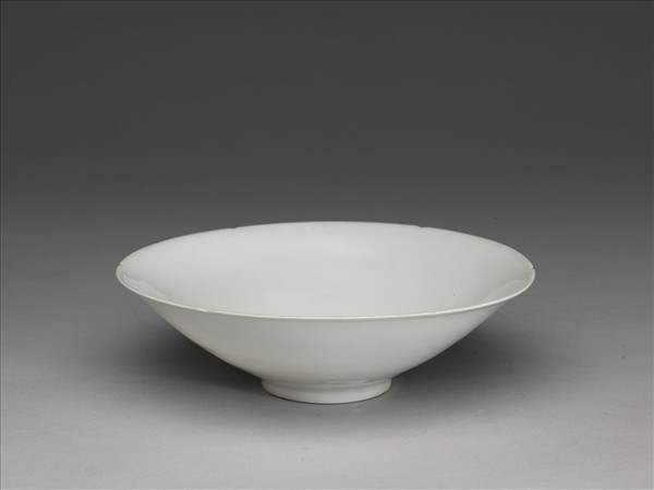 白瓷暗花龍紋葵口碗