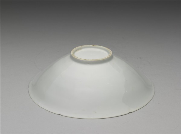 白瓷暗花龍紋葵口碗