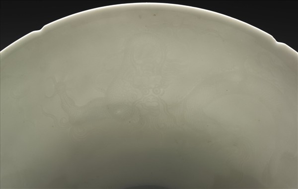 白瓷暗花龍紋葵口碗