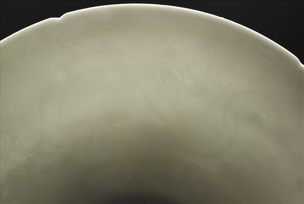 白瓷暗花龍紋葵口碗