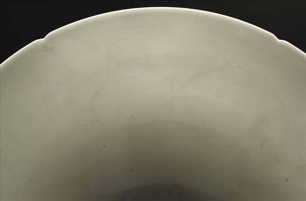 白瓷暗花龍紋葵口碗