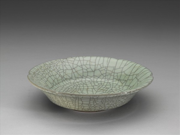 哥窯 青瓷葵瓣口盤