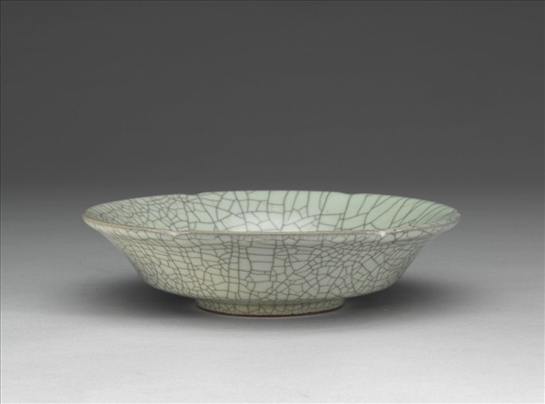 哥窯 青瓷葵瓣口盤