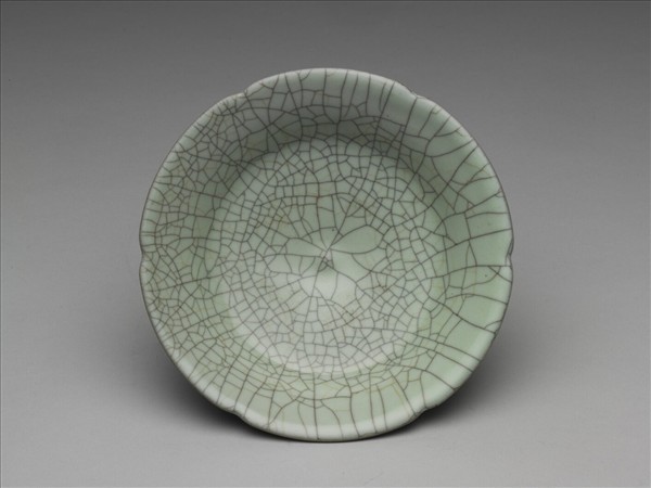 哥窯 青瓷葵瓣口盤