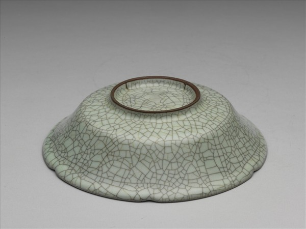 哥窯 青瓷葵瓣口盤