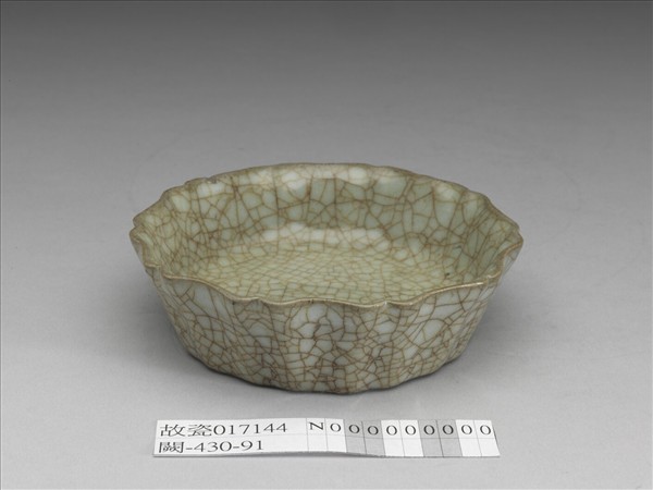 哥窯 青瓷牡丹花式洗