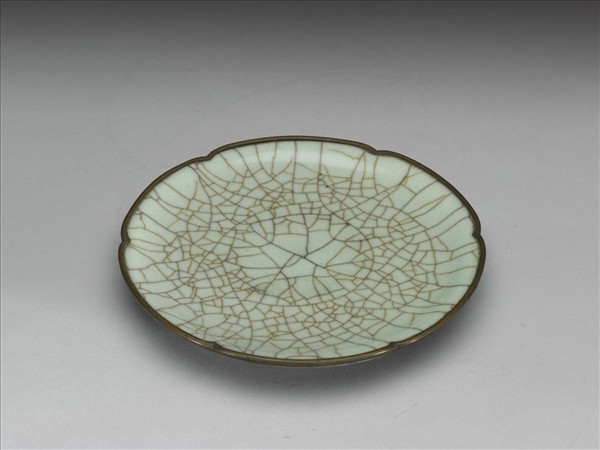 南宋官窯 青瓷葵瓣口碟