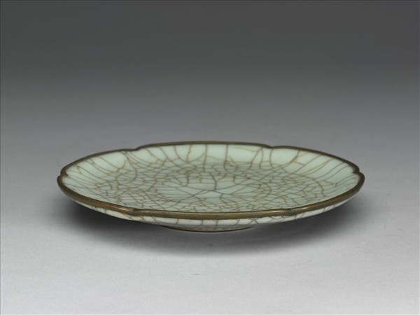 南宋官窯 青瓷葵瓣口碟