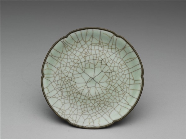 南宋官窯 青瓷葵瓣口碟