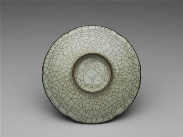 南宋官窯 青瓷葵瓣口碟