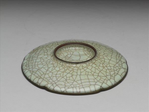 南宋官窯 青瓷葵瓣口碟