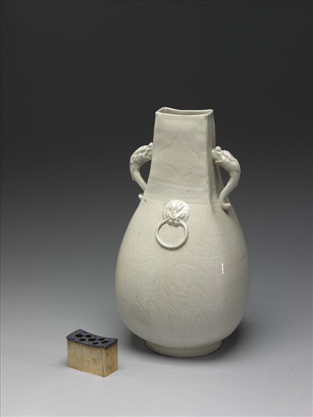 定窯 白瓷劃花鋪首龍耳方壺