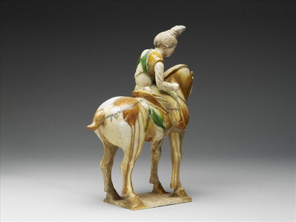 三彩馬球仕女俑