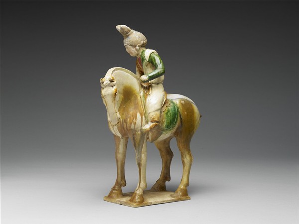 三彩馬球仕女俑