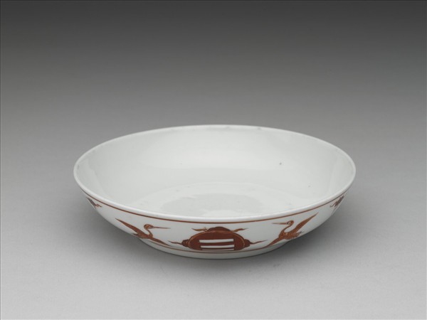 白瓷描紅雲鶴八卦紋盤